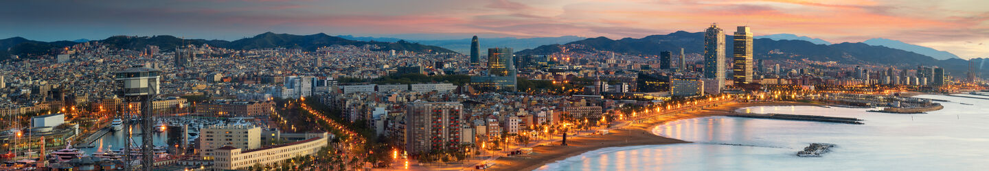Panorama von Barcelona bei Sonnenaufgang © iStock.com / NeoPhoto