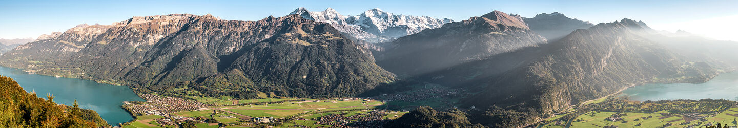 Panorama des Stadtbildes von Harderkulm aus, Berner Land, Alpenpanorama, Seen © iStock.com / JaCZhou