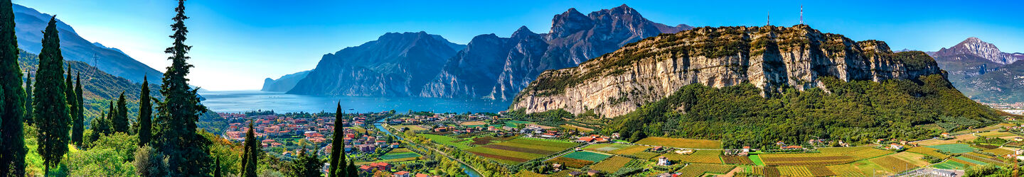 Schöne Luftaufnahme von Torbole, Gardasee (Lago di Garda) und den Bergen, Italien © iStock.com / EKH-Pictures