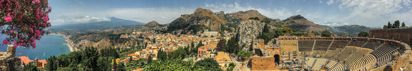 Blick auf Taormina © iStock.com / Starcevic